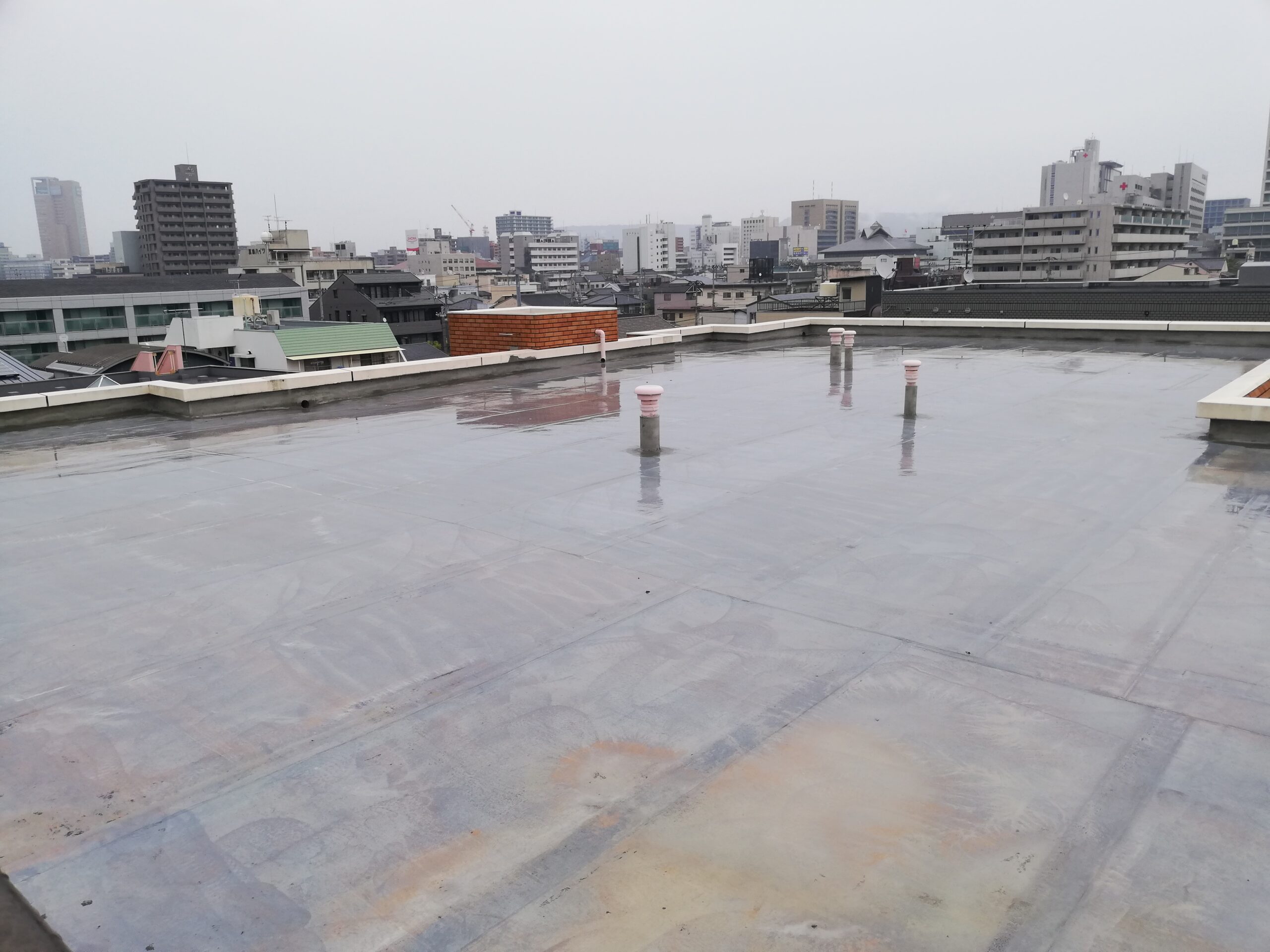 屋上の排水つまりに注意！冬前点検で雨漏り防止